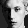 Troye Sivan lança o vinil de 'Something To Give Each Other"
