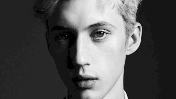 Troye Sivan lança o vinil de 'Something To Give Each Other"