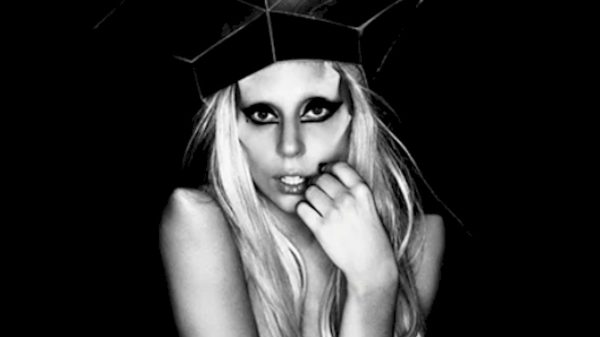 Lady Gaga lança vinil translúcido azul de 'Bloody Mary (Glow In The Dark)'