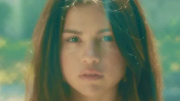 Selena Gomez lança o single 'Fetish' em vinil compacto colorido