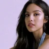 Olivia Rodrigo lança 'Bad Idea Right?' em vinil compacto azul