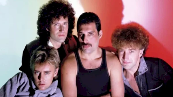 Queen: single 'Cool Cat' ganha edição especial em vinil compacto rosa