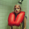 Lady Gaga anuncia 'Harlequin' em vinil vermelho translúcido