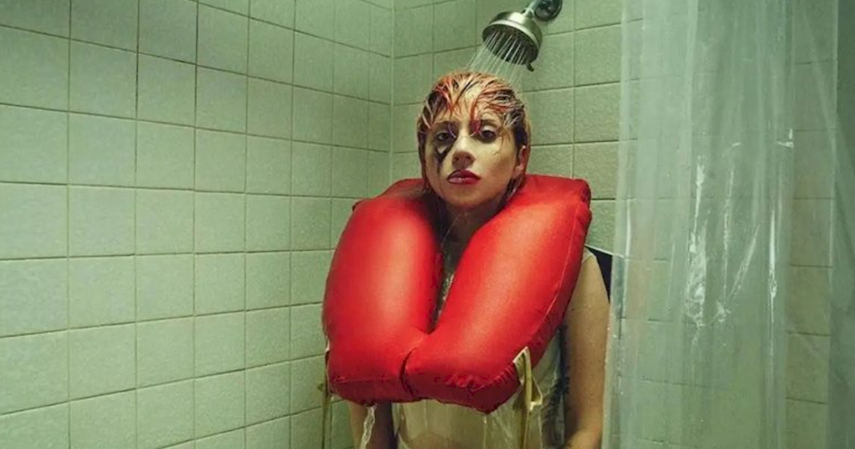 Lady Gaga anuncia 'Harlequin' em vinil vermelho translúcido