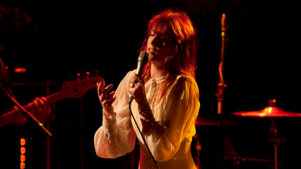 Florence and The Machine anuncia 'Symphony Of Lungs - BBC' em vinil duplo colorido  